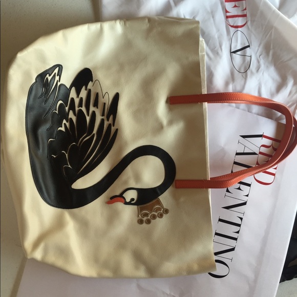 BRAND NEW RED VALENTINO LEATHER SWAN TOTE $1000 - Picture 2 of 8